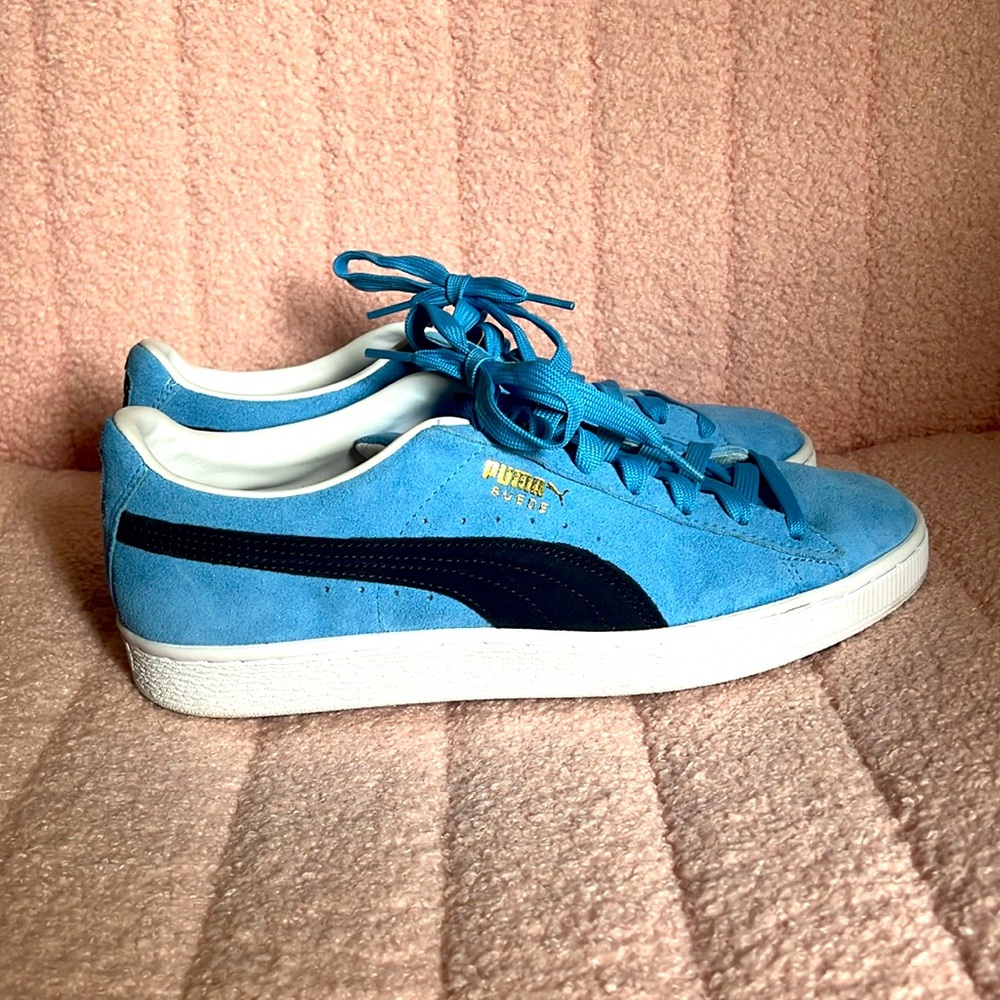 Men’s Puma suede sneakers.